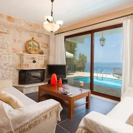 Koroni Sleeps 7 Pool Air Con Wifi *