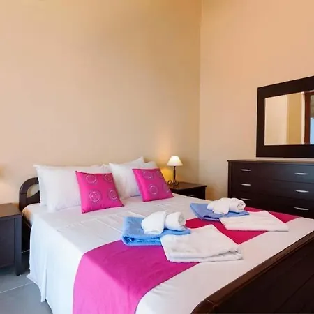 Koroni Sleeps 7 Pool Air Con Wifi